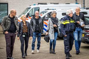 Berthie Verstappen, Peter Verstappen en Peter R. de Vries komen aan bij de rechtbank voor de vijfde dag van de inhoudelijke behandeling in de strafzaak tegen Jos B., de man die onder meer wordt verdacht van betrokkenheid bij de dood van Nicky Verstappen. beeld ANP, Marcel van Hoorn