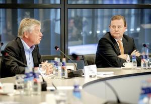 Adjunct-directeur publieke gezondheid Woldman van de GGD Amsterdam-Amstelland (l.) en oud-DSM-topman Sijbesma (r.) informeerden de Tweede Kamer donderdag over de beschikbaarheid van coronatesten. beeld ANP, Sem van der Wal