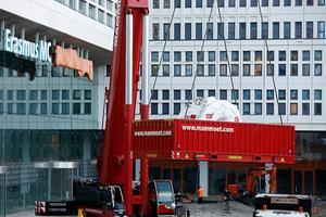 Het Schiedamse bedrijf Mammoet hijst bij een Nederlands ziekenhuis. beeld ANP