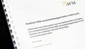 De accountantsorganisaties die de boeken mogen controleren van banken en beursgenoteerde bedrijven, laten nog altijd te veel steken vallen. Niet alleen het werk dat zij leveren, maar ook de cultuur en aansturing van de firma's laat sinds 2014 te weinig verbetering zien, blijkt uit twee onderzoeken van de AFM. beeld ANP, Koen van Weel