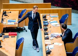 Premier Mark Rutte en Hugo de Jonge, minister van Volksgezondheid, Welzijn en Sport, tijdens een schorsing van een plenair debat over de ontwikkelingen rondom het coronavirus. beeld ANP