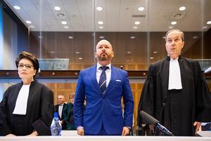 Marco Kroon en zijn advocaten Geert-Jan en Carry Knoops in de rechtbank. De drager van de Willems-Orde moet voor de militaire rechtbank verantwoorden voor misdragingen die hij tijdens carnaval in Den Bosch zou hebben gepleegd. beeld ANP