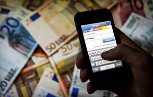 Saldo checken via de app voor mobiel bankieren. beeld ANP, Koen van Weel