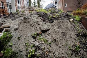 Container met grond in een straat in Den Haag. beeld ANP, Sem van der Wal