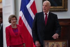 Koning Harald V van Noorwegen met koningin Sonja tijdens een bezoek in Chili vorig jaar. beeld EPA, Alberto Valdes