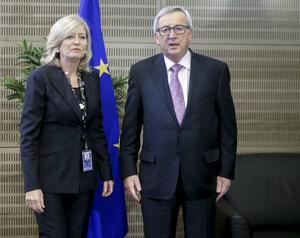 EU-Ombudsman Emily O’Reilly (l.) met de voormalige Europese Commissievoorzitter Jean-Claude Juncker in 2015. beeld EPA, Olivier Hoslet