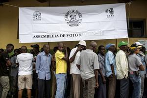 In Mozambique moet bij de verkiezingen al het onderwijzend personeel anderhalve maand het werk opschorten en zich inzetten voor de campagne van de regerende politieke partij. Foto: stembureau in de Mozambikaanse stad Beira. beeld AFP, Patrick Meinhardt