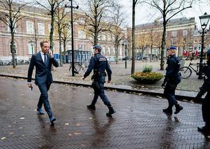 De Jonge, al bellend op weg naar het coronadebat van woensdag. beeld ANP, Bart Maat