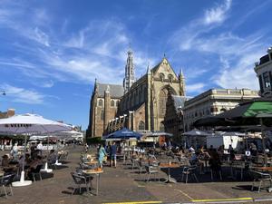 „Nu de samenleving in een crisis beland is, klinkt sinds decennia weer het verlangen naar hoop en zingeving in het lijden. Maar weet de kerk haar medemens nog wel te bereiken?” beeld iStock
