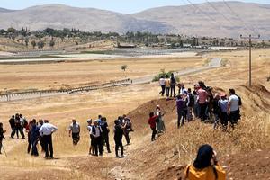 Palestijnse journalisten nemen een kijkje in de Jordaanvallei. Israël is van plan na 1 juli delen van de Westelijke Jordaanoever te annexeren. beeld EPA