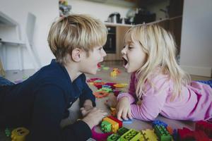 Uit huis geplaatste siblings moeten in ongeveer de helft van de gevallen gescheiden van elkaar opgroeien. beeld iStock