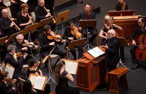 Ton Koopman en leden van het Amsterdam Baroque Orchestra & Choir tijdens een concert op 5 augustus 2019 in Spanje. beeld EPA, Pero Puente Hoyos