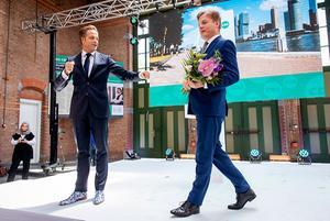 Minister Hugo de Jonge van Volksgezondheid, Welzijn en Sport (CDA) en Pieter Omtzigt (CDA) tijdens de bekendmaking van de uitslag van de tweede stemronde om het lijsttrekkerschap van het CDA. beeld ANP