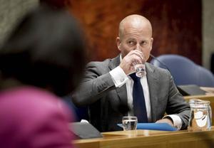 Raymond Knops, staatssecretaris van Binnenlandse Zaken en Koninkrijksrelaties tijdens een debat in de Tweede Kamer over de begroting van Binnenlandse Zaken. beeld ANP, Koen van Weel