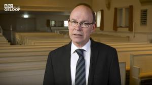 ​Een still uit het YouTube-filmpje voor jongeren waarin Ds. P. D. J. Buijs spreekt over de coronacrisis. beeld RD