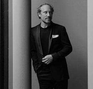 Chef-dirigent Otto Tausk. beeld Phion