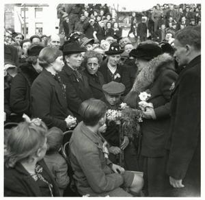 13 maart 1945. Koningin Wilhelmina praat in de geteisterde Zeeuws-Vlaamse gemeente Breskens met nabestaanden van de bij de strijd in de Scheldemond omgekomen burgers. beeld Beeldbank WO2