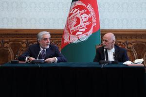 Ashraf Ghani (r.) en Abdullah Abdullah. beeld EPA