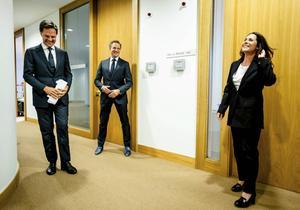 V.l.n.r.: premier Mark Rutte, vicepremier Hugo de Jonge (Volksgezondheid) en gebarentolk Irma Sluis, woensdagavond. beeld ANP, Bart Maat