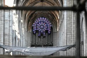 Het orgel in de Notre Dame net na de brand. beeld EPA